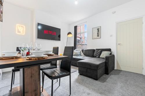 Welford House | Leicester Central 4BR Home - Garden - Sleeps 10