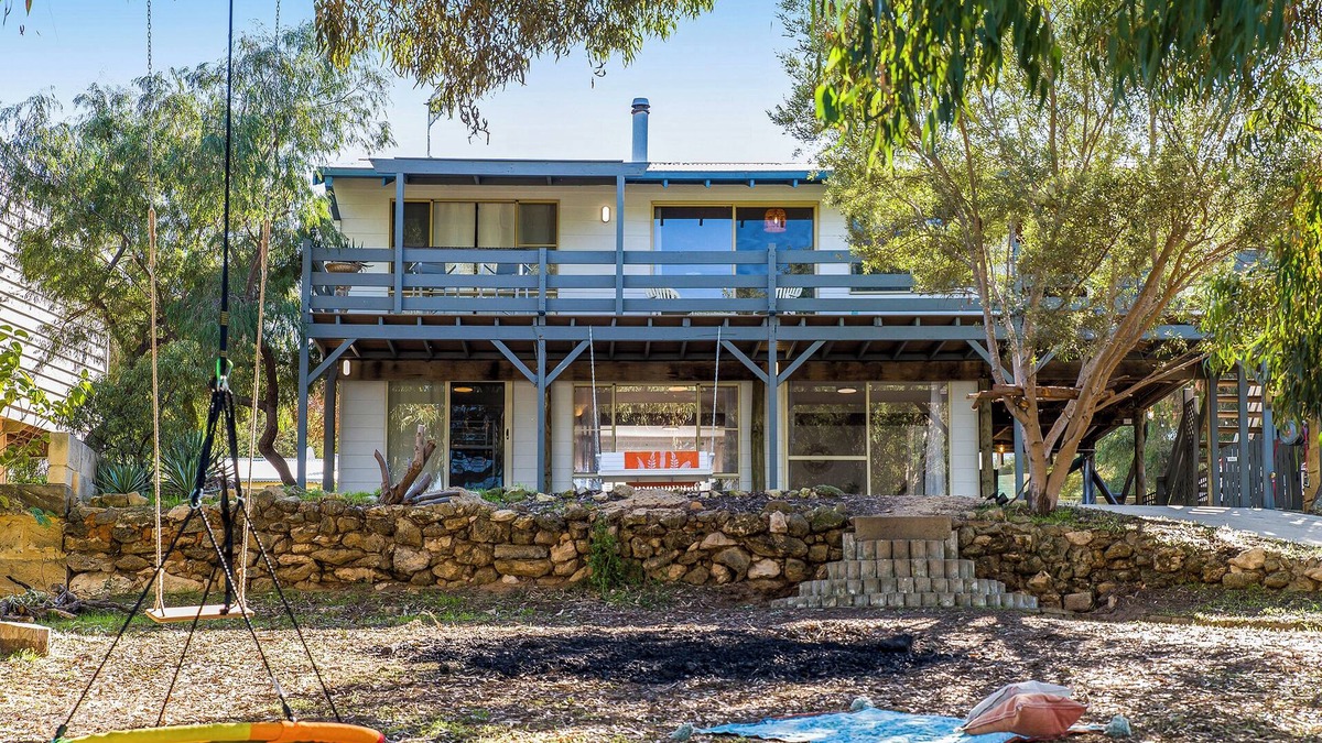 Guilderton House | Len's Lodge - Spacious Beach Home
