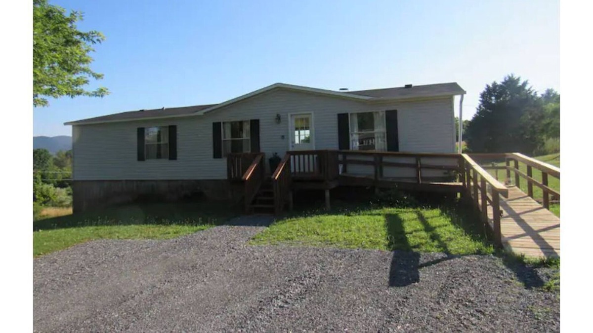 Rileyville House | LENTZ LANE LODGE VIEWS, VIEWS, VIEWS AND JUST MINUTES TO SHENANDOAH RIVER