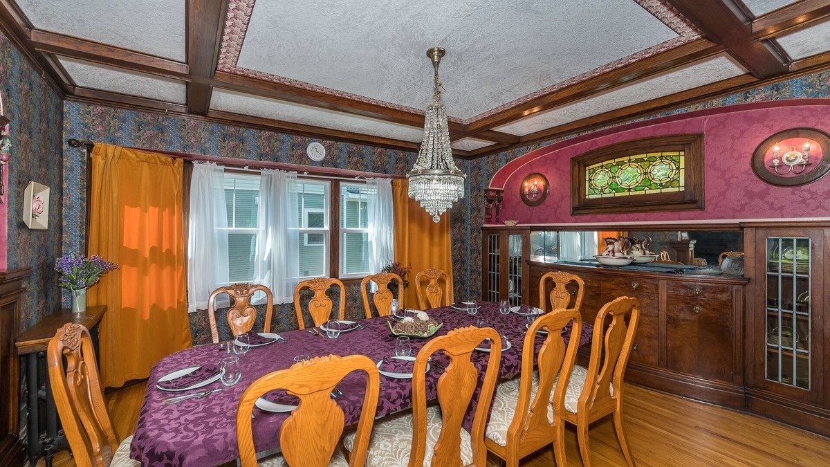 Superior House | Leraan House. Family Friendly newly remodeled elegant historic home