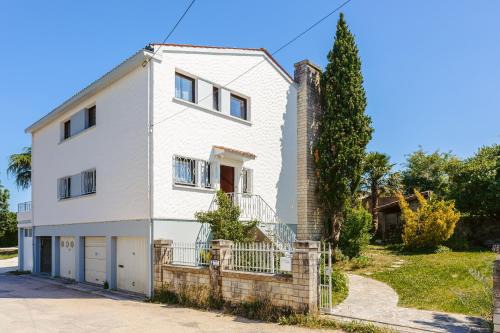 Saintes House | Les Arènes - Grande maison familiale rénovée, 6 à 12 personnes , Vue sur les Arènes, Garage véhicule électrique, Parking Gratuit
