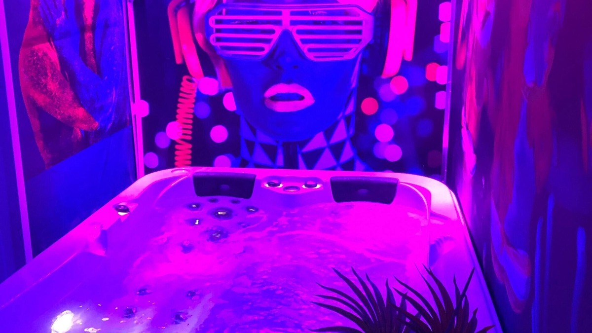 Tourcoing House | Les bains design suite with jacuzzi