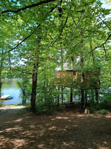 Saint-Gerons Other | Les cabanes au bord du lac