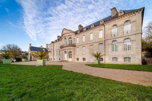 Valognes House | Les calèches de l'Hôtel de Beaumont