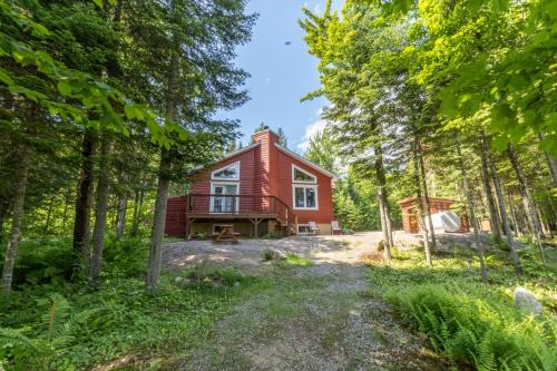 Lac-Sergent Ski Chalet | Les Chalets Tourisma - Chalet dans les bois avec lac privé - Le Colibri