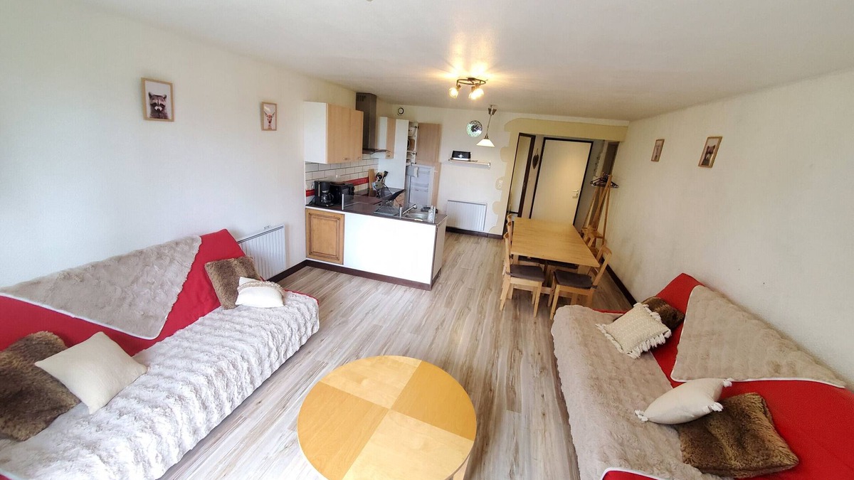 Besse-et-Saint-Anastaise Apartment | Les Jonquilles - Apartment for 8 people with garden and 3 bedrooms