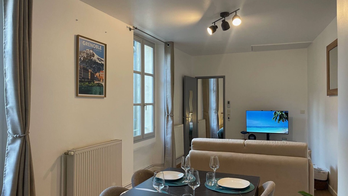 Secteur 2 Apartment | Les Mûriers*