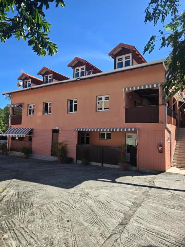 Les Anses-d'Arlets Hotel | Les Monts Arlésien