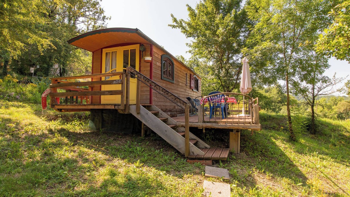 Villeneuve d'Aveyron Ski Chalet | LES ROULOTTES DE RITA, in the countryside, swimming pool, pets welcome!