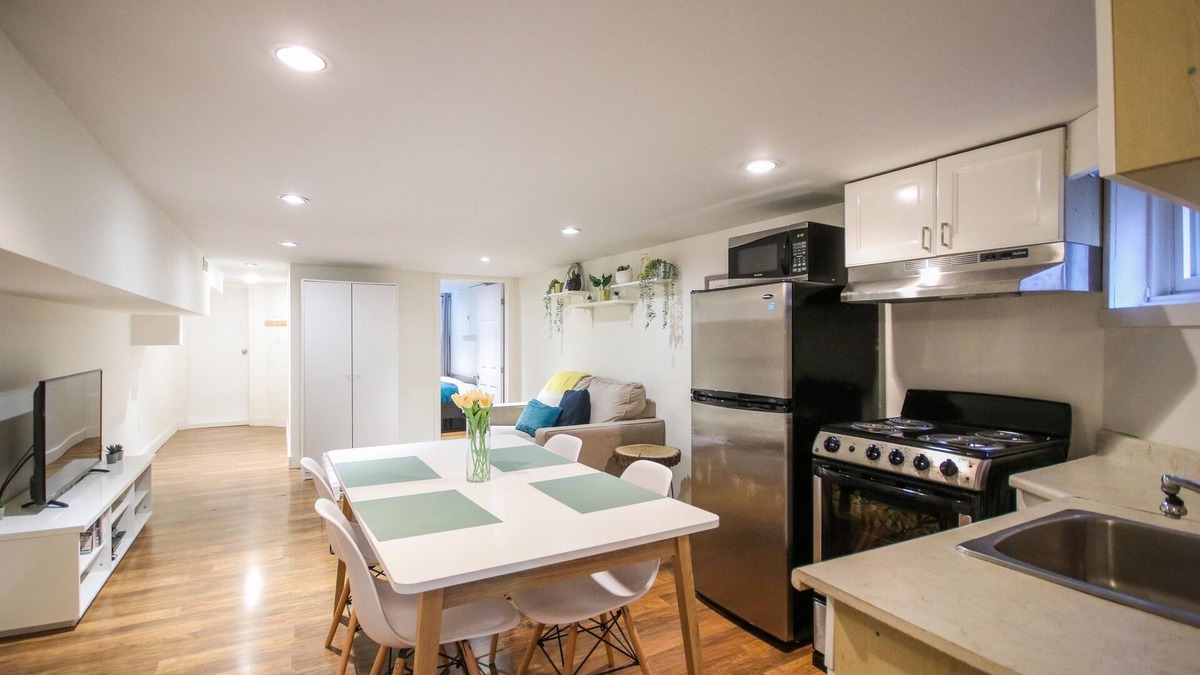Greenwood - Coxwell Apartment | Leslieville Cozy & Bright Apt in Trendy Beaches