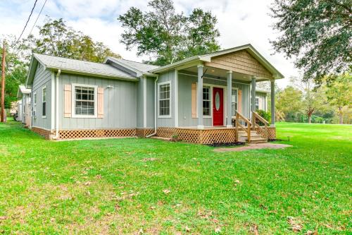 West Livingston House | Less Than 1 Mi to Boat Ramp Lake Livingston Retreat!