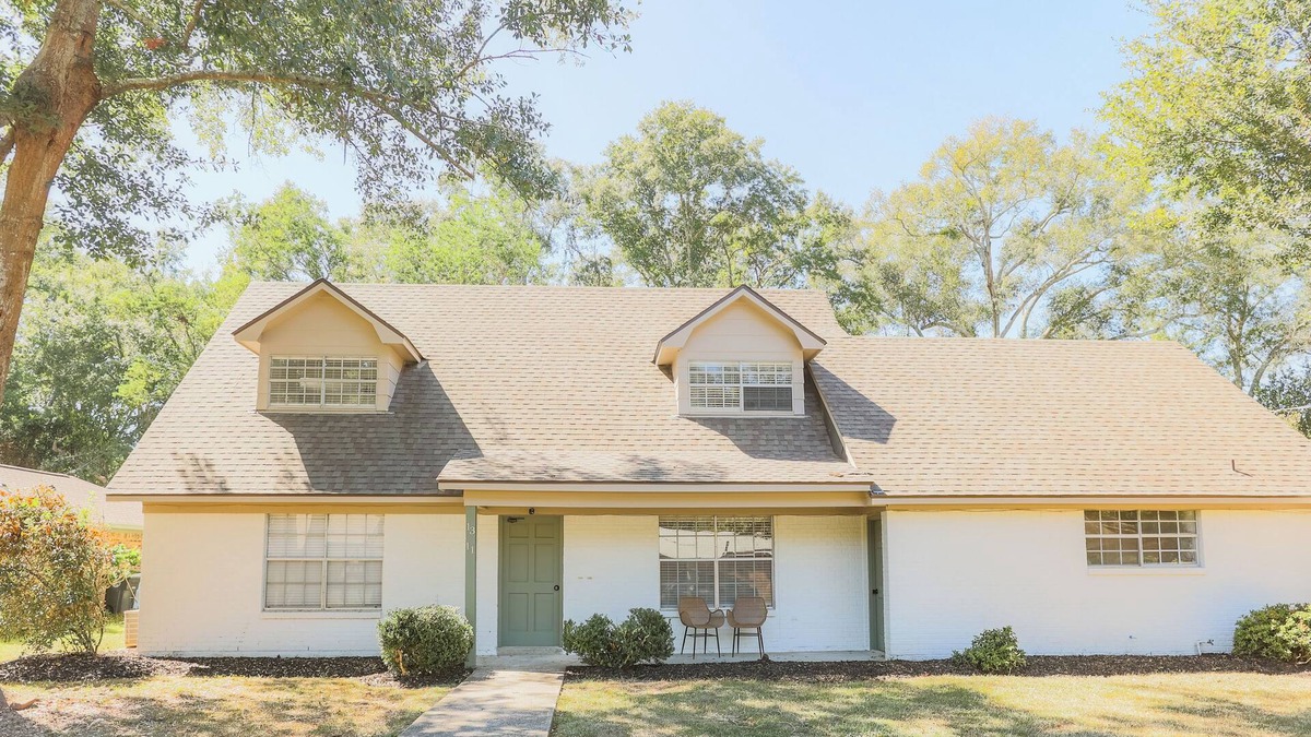 Fairhope House | Less than 1 mile from downtown Fairhope!