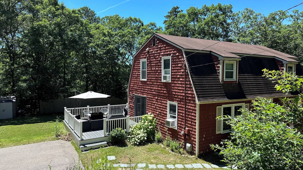 Charlestown House | Less than 10 minutes from several beaches