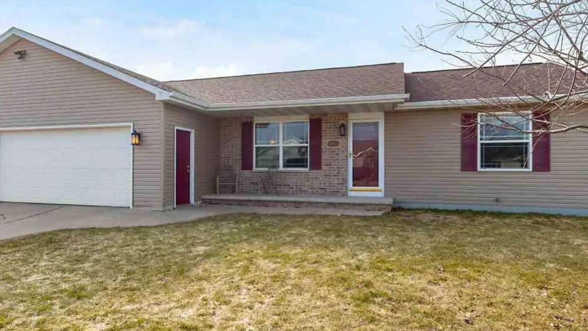 Combined Locks House | Less than 30 Min. from EAA Grounds/Oshkosh and Lambeau Field/Green Bay.