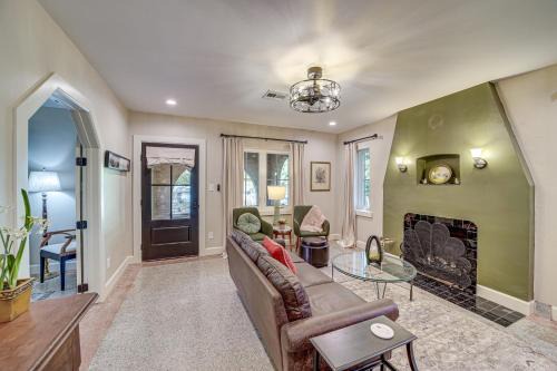 Sand Springs House | Less Than 9 Mi to Dtwn Tulsa Lovely Home with Yard and Deck!