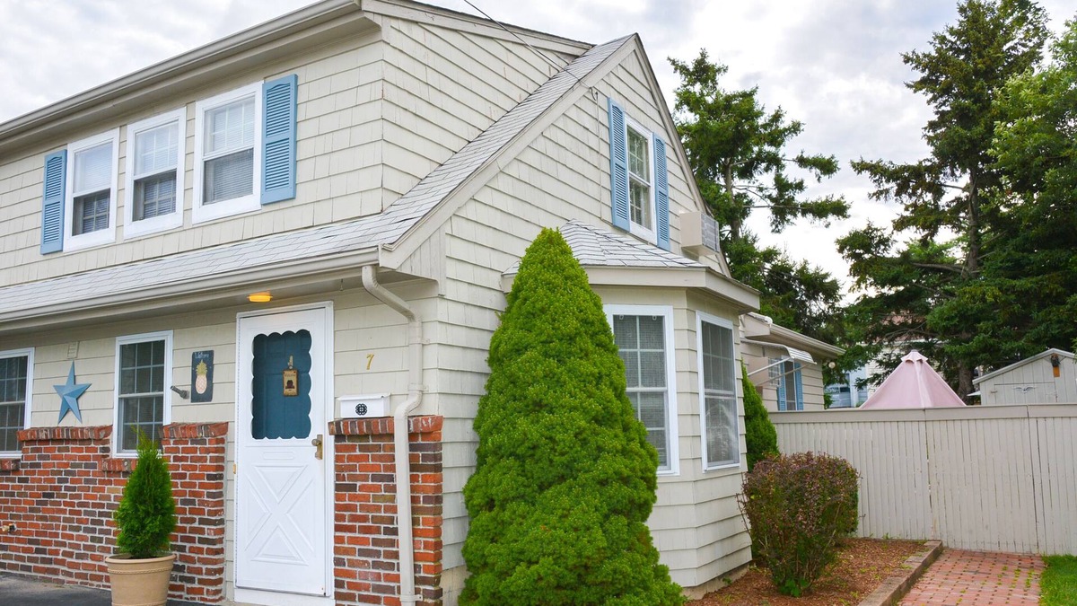 Bristol Apartment | less than a mile from RWU, walking distance to downtown historic Bristol