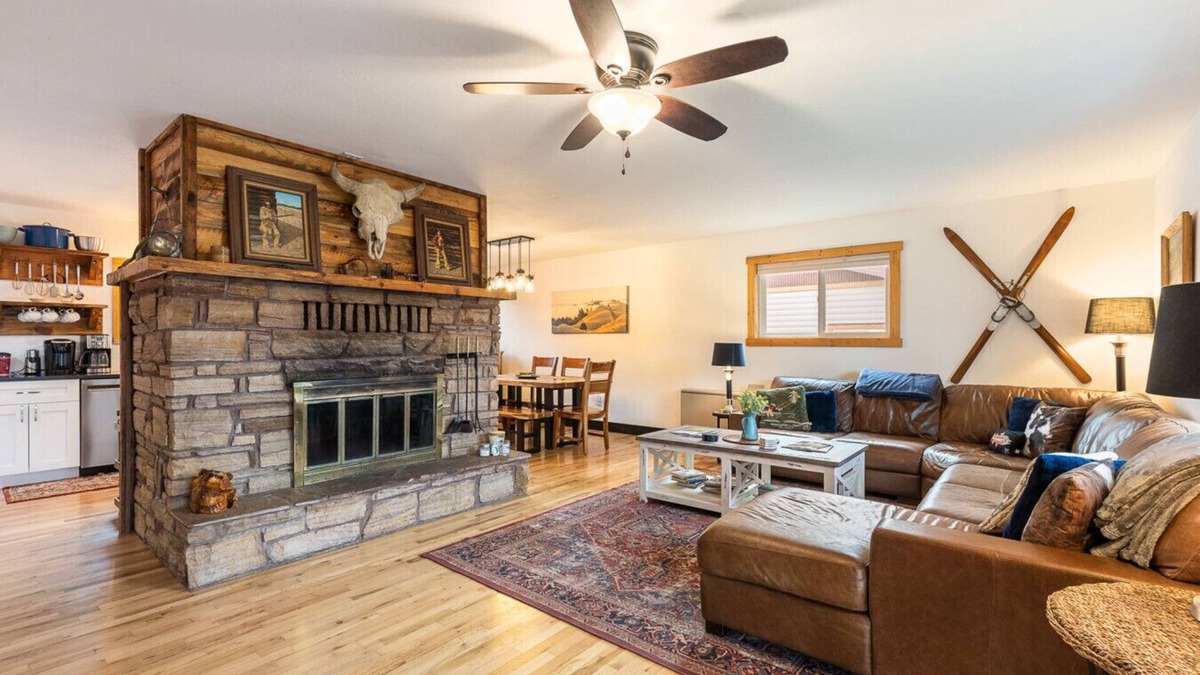Stevensville Cottage | Lester’s Cottage - Riverfront Retreat