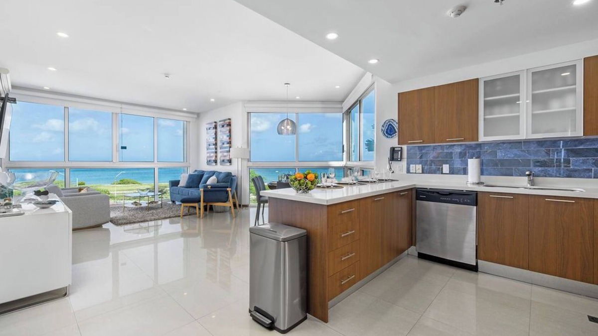 Palm Beach Condo | Let the sea set you free with this 3BDRcorner unit