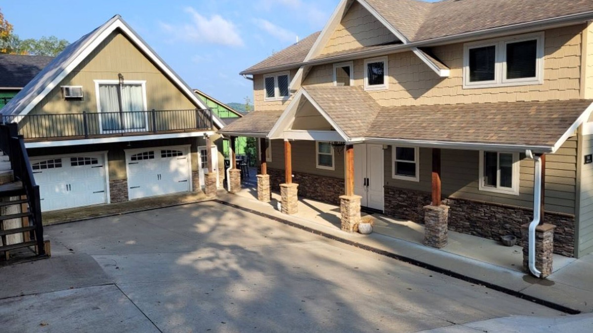Linn Creek House | Let your family getaway begin at your waterfront home, minutes from attractions!