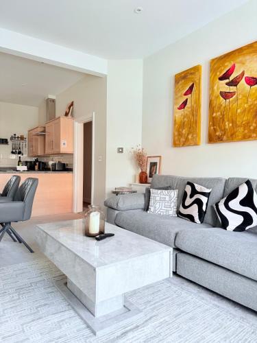 Southport Apartment | Lethbridge Villa 49 3-bedroom Apartment with Garden, Fibre WiFi, free parking, sleeps 6