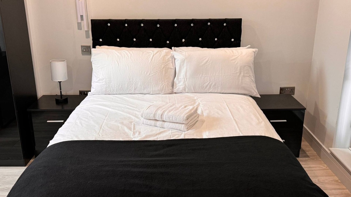 Pinkwell Apartment | Letzi private en-suite, Near Heathrow Airport T3