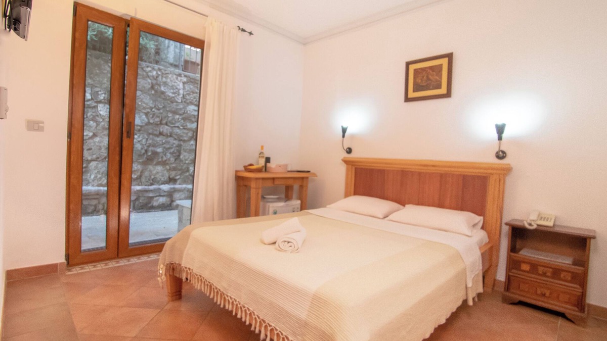 Sveti Stefan Bed & Breakfast | Levantin Inn Room N6 park view