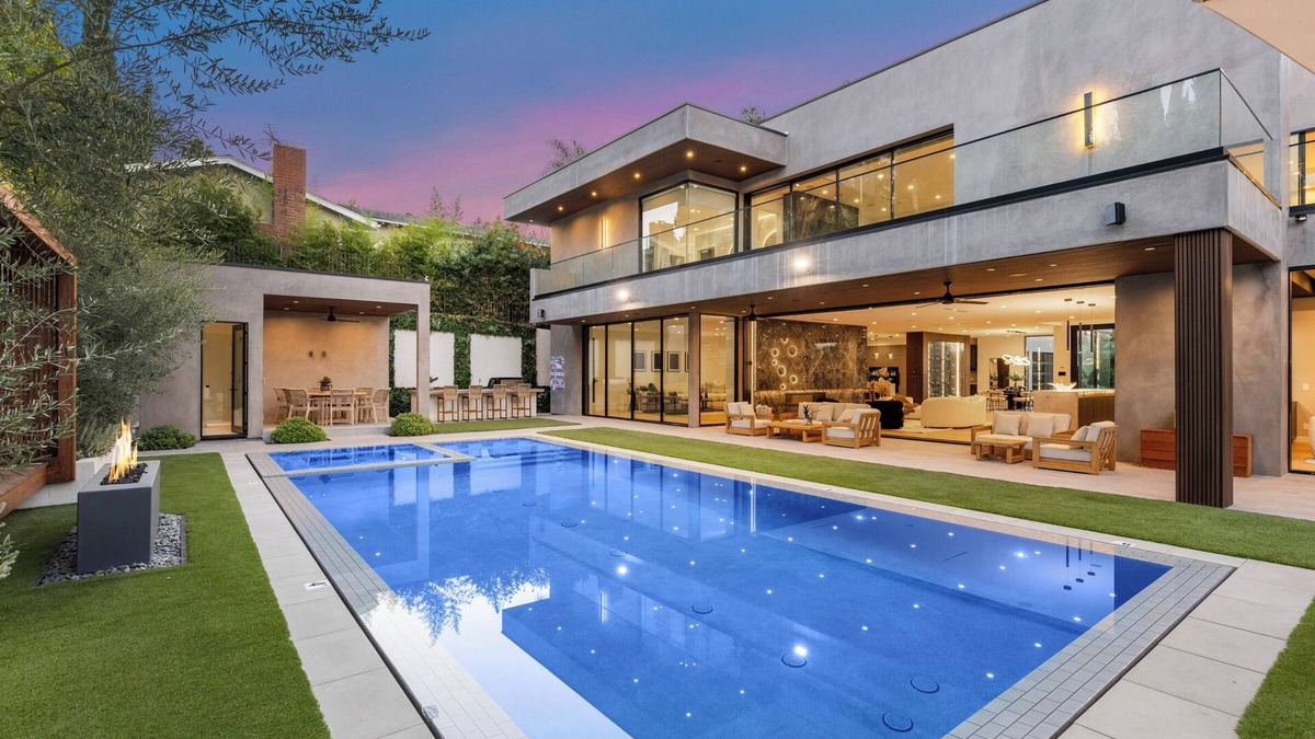 Sherman Oaks Villa | Levitt Lane - Contemporary Modern Two-Level Sherman Oaks Home