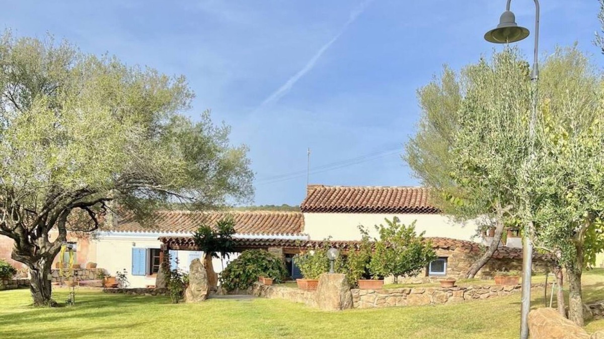 Luddui Villa | Li Funnesi Villa sleeps 4, 2 bathrooms, A.C and large garden in San Teodoro