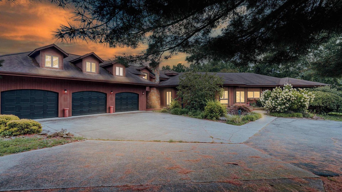 New Plymouth House | Liberty Lodge Pool & Hot Tub Game Room BBQ