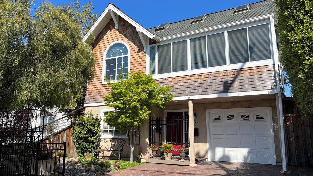 Capitola House | Library by the Sea - 2BR home in beautiful Capitola