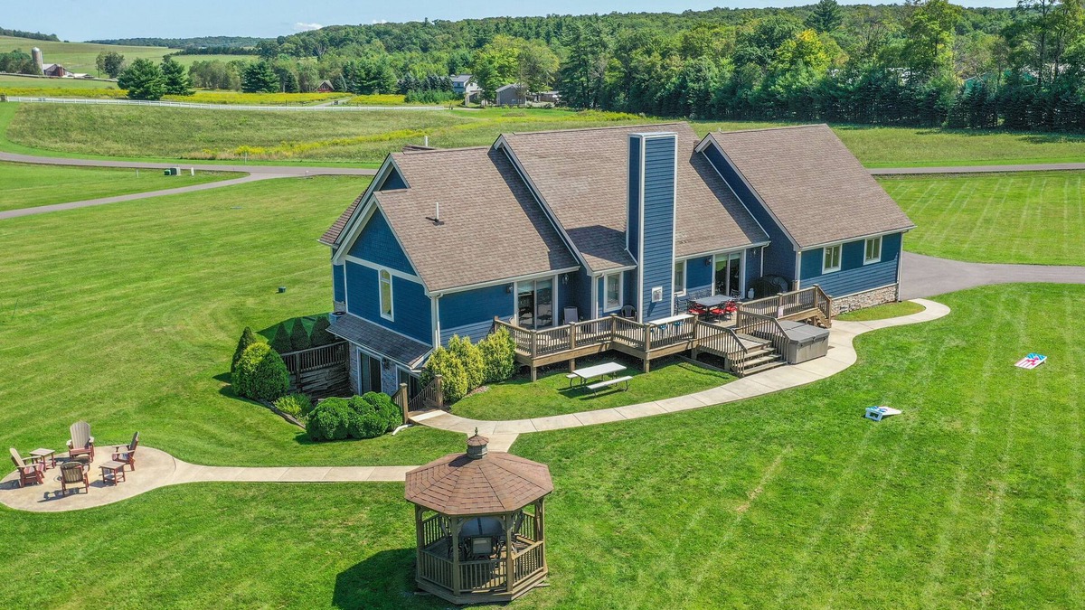 North Glade Hills House | License to Chill | Lake Access + Outdoor Space