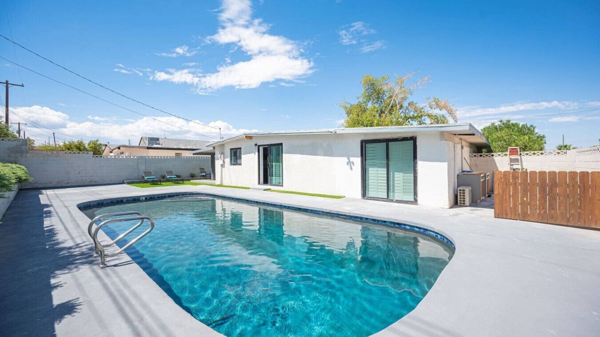Winchester Apartment | Licensed 2.5 mi to Strip BBQ Pool Kings