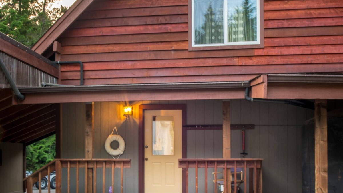 Ketchikan House | Lich Chalet is a large house located near Knudson Cove Marina.