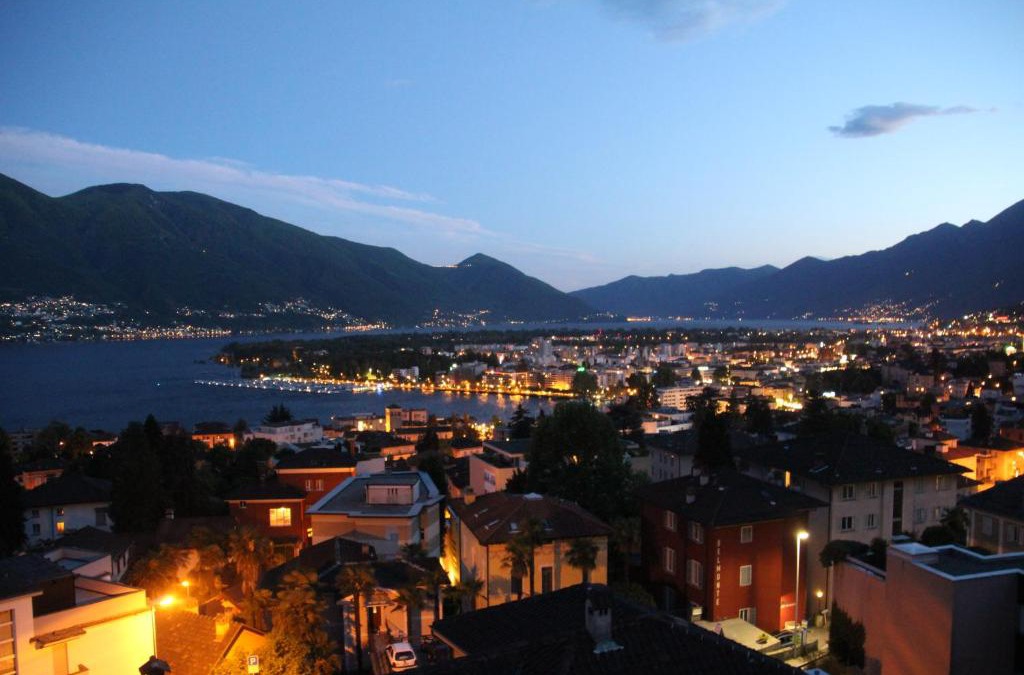 Muralto Apartment | Lichtdurchflutete Ferienwohnung mit Panorama-Sicht und Schwimmbad/Sauna