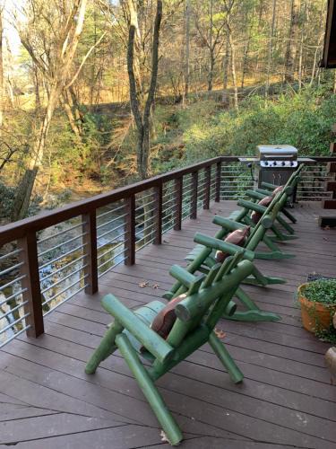 Cashes Valley House | Lickskillet Lodge on Fightingtown Creek; HOT TUB