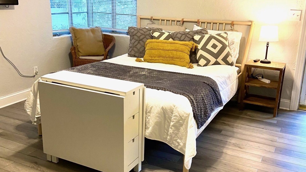 Sarasota Apartment | Lido Key- quaint studio remodeled holiday cottage-A