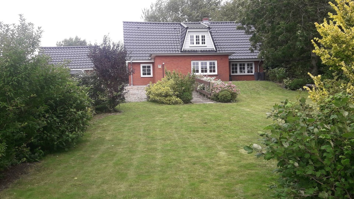 Dagebuell House | Liebevoll Saniertes Ferienhaus in Ruhiger Warftlage in Dagebüll-kirche