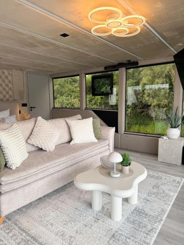 Parey Boat Rental | Lieblingsplatz Parey - schwimmende LuxSuite