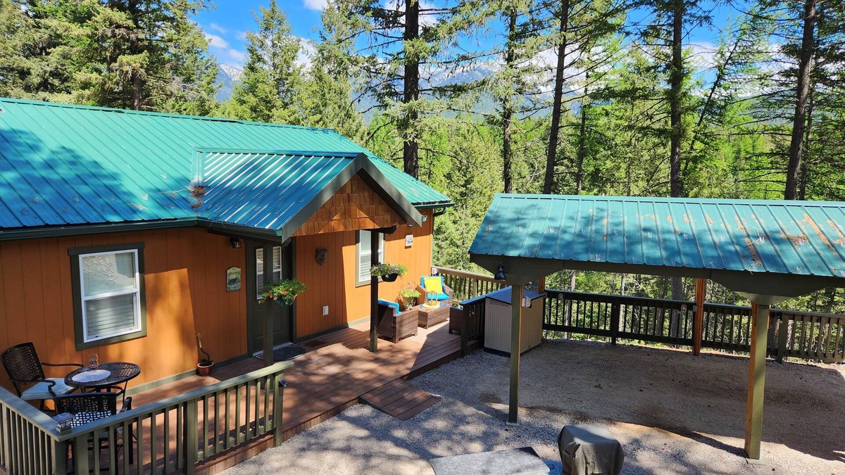 Kalispell Cabin | Life`s A Bear Retreat! COUPLES HOT TUB! n& KING SIZE BED!