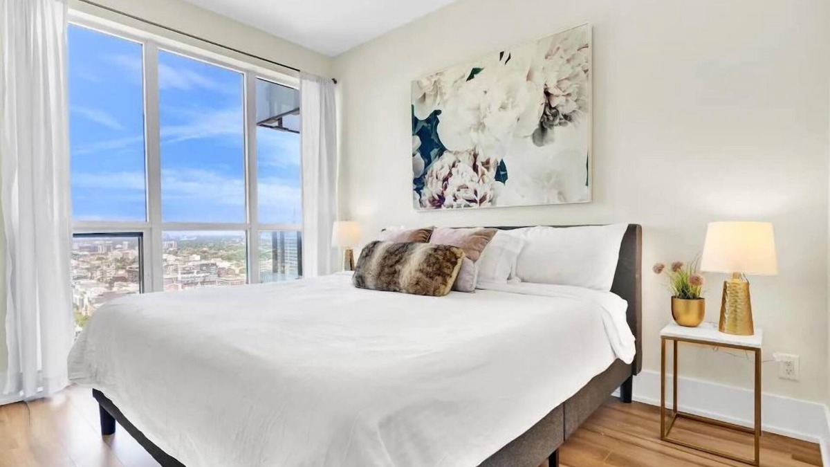 Toronto Entertainment District Apartment | Life Suites Loft - CN Tower