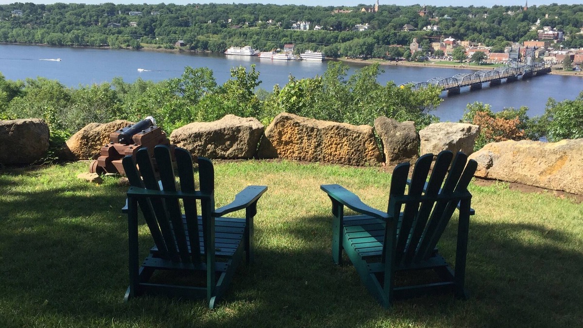 St. Joseph House | Lift Bridge Hideaway - A Unique River Bluff Home