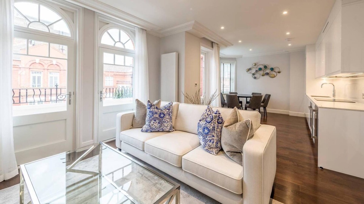 Ravenscourt Park Apartment | Light and Airy, Central Three Bed Flat