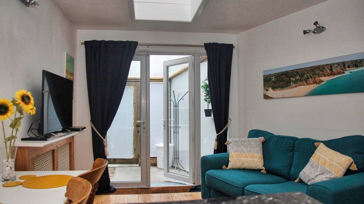Newton St Loe Apartment | Light and airy with parking nearby