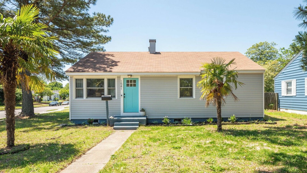 Bayview House | Light and bright beach house, one block from the bay!