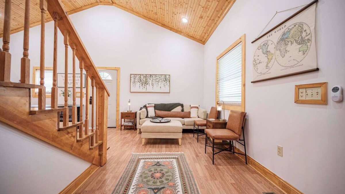 Smithville House | Light and Bright Cabin with open floor plan and loft minutes from Pates Ford Marina