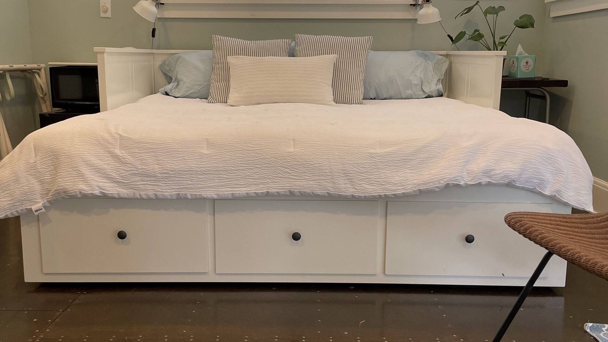 University District Apartment | Light and bright, University District Studio Apartment.fantastic location!