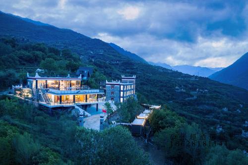 Garze Hotel | Light and Forest PeeKaboo Cliff Private Hot Spring Hotel