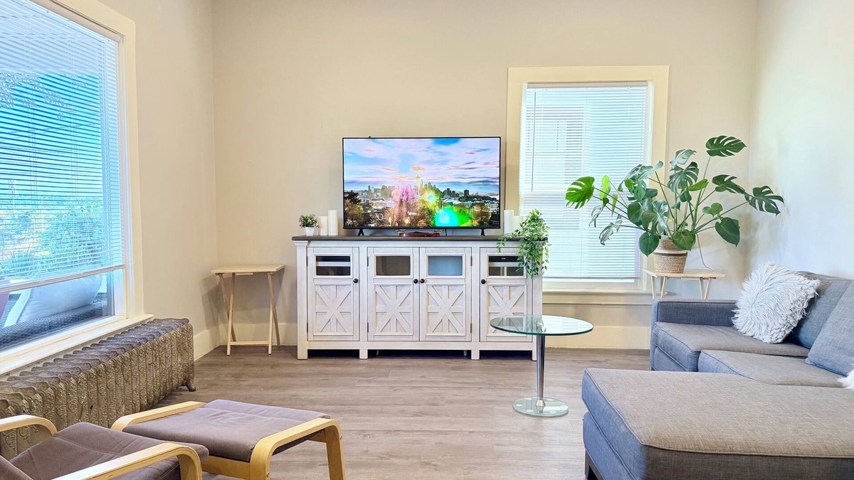 Wallingford Apartment | Light filled apt in Historic Home by UW & Downtown