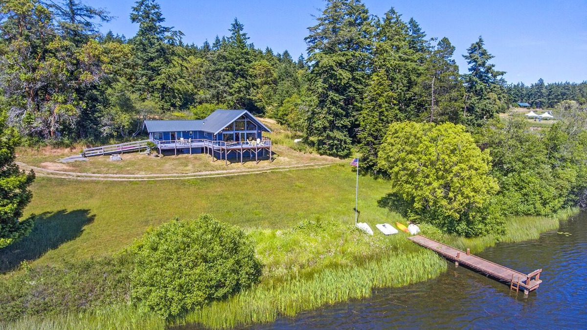 Friday Harbor House | Light-Filled Cabin on Percich Pond! 10 minutes away from Friday Harbor!