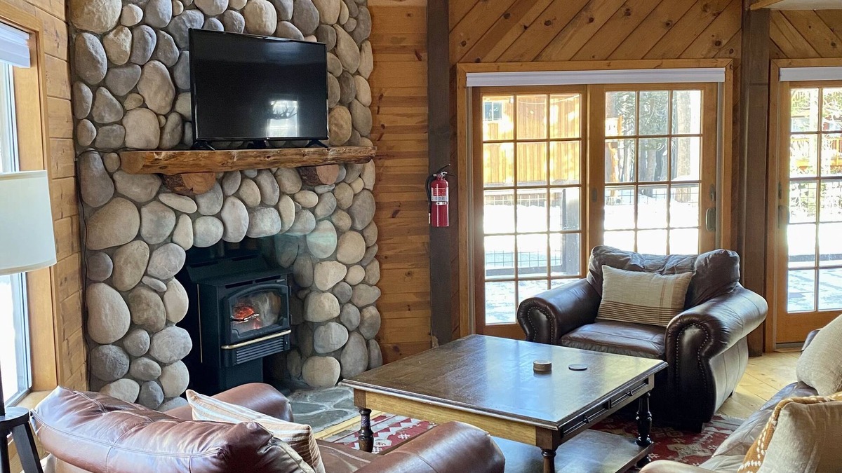 Serene Lakes House | Light-filled Mountain Retreat—a block away from skiing, hiking and lakes